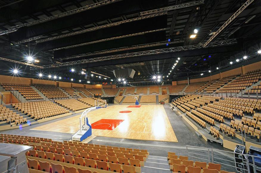 Große Sporthalle mit ausgefahrenen elektrischen Teleskoptribünen