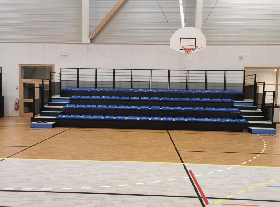 Dreifeldhalle mit ausgefahrener Teleskoptribüne und blauen Sitzschalen