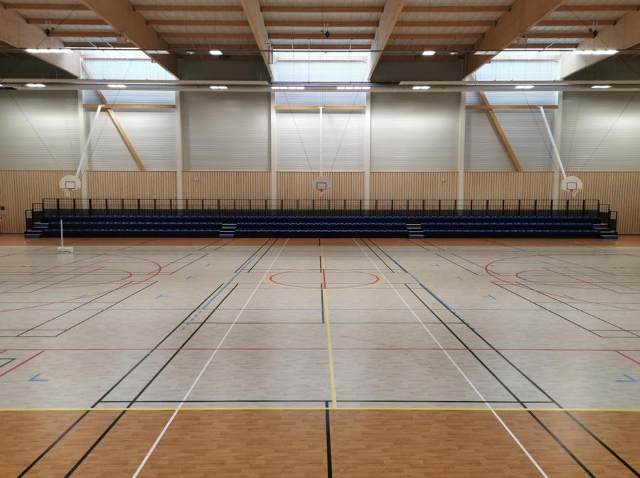 Dreifeldhalle mit eingefahrenen Teleskoptribünen an der Längswand