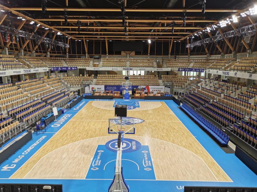 Große Halle mit motorisierten Teleskoptribünen