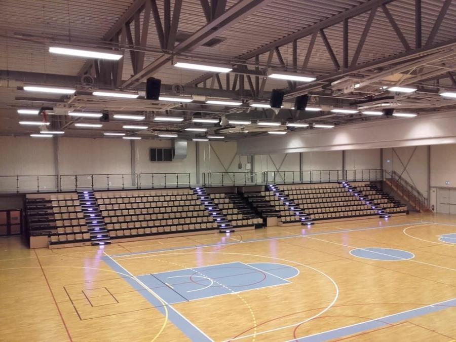 Handballhalle mit Teleskoptribüne und beleuchteten Treppen