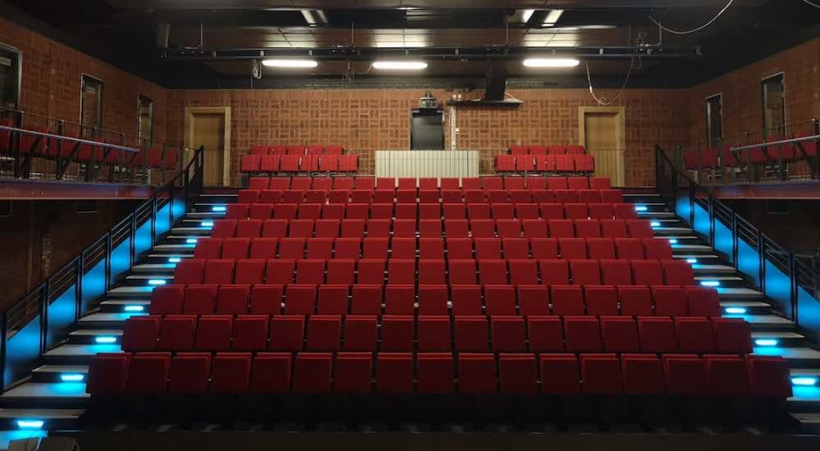 Kulturhaus mit roten Polstersitzen auf Teleskoptribüne