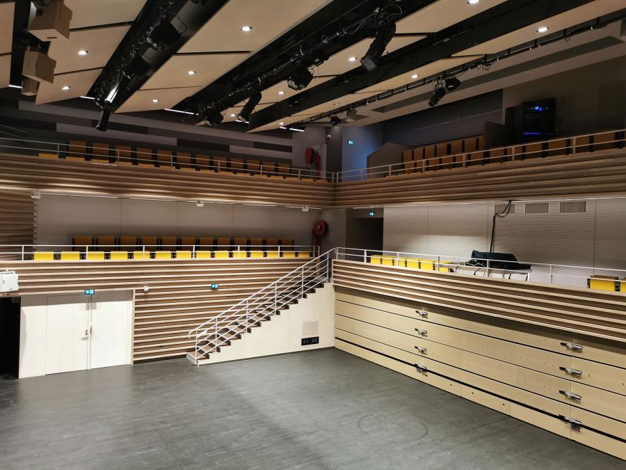 Saal mit Teleskoptribüne aus drei frei verfahrbaren Modulen