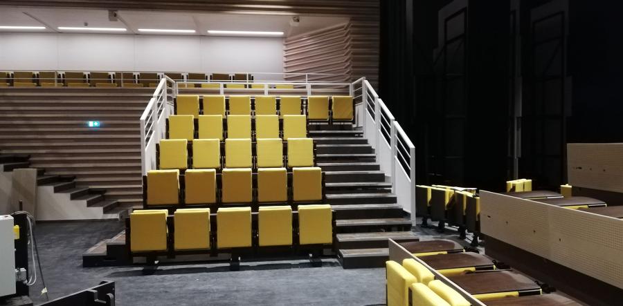 Kulturzentrum mit gelben Polstersitzen auf Teleskoptribüne
