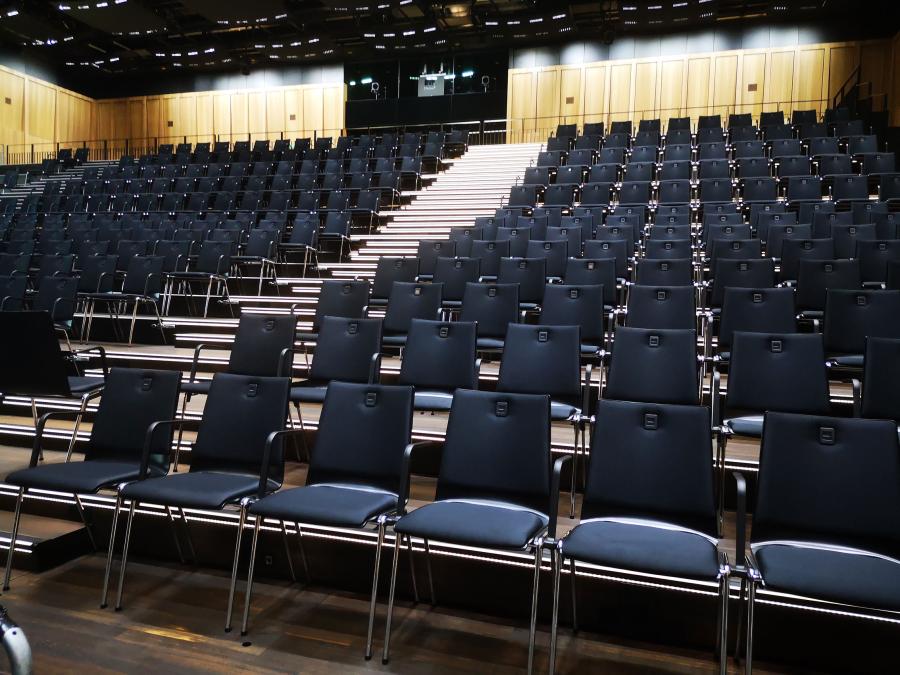 Veranstaltungssaal eines Kurhauses mit Teleskoptribüne