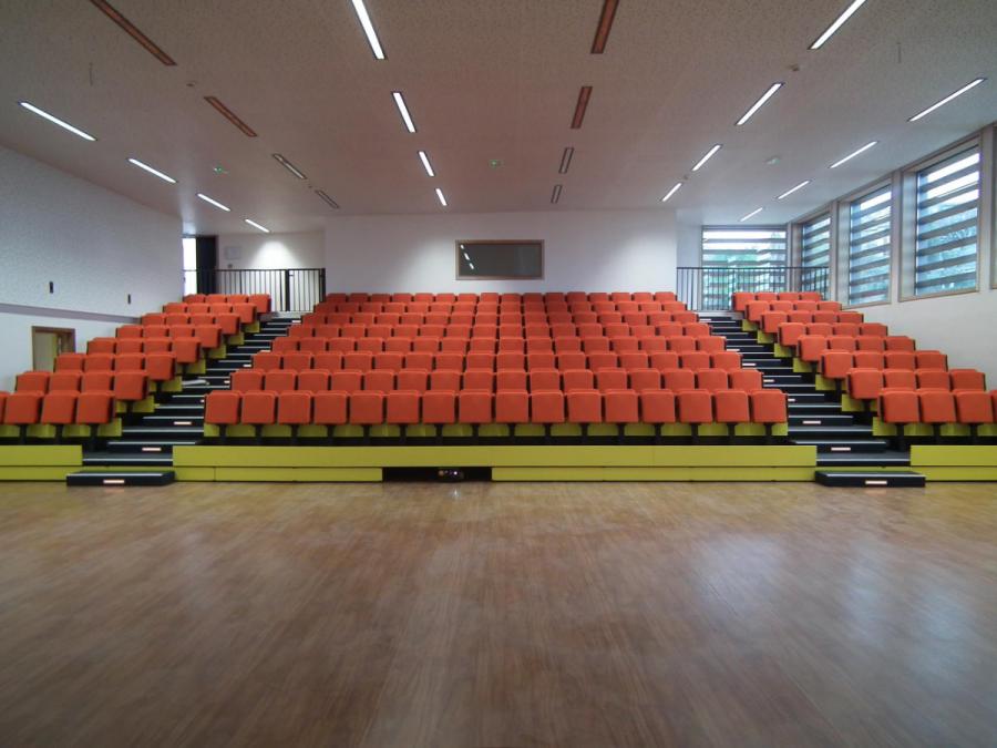 Mehrzwecksaal mit Teleskoptribüne und Polstersitzen