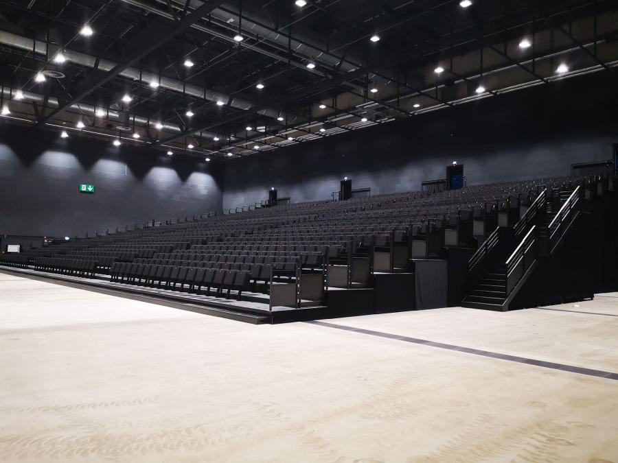 Messehalle mit großer motorisierter Teleskoptribüne