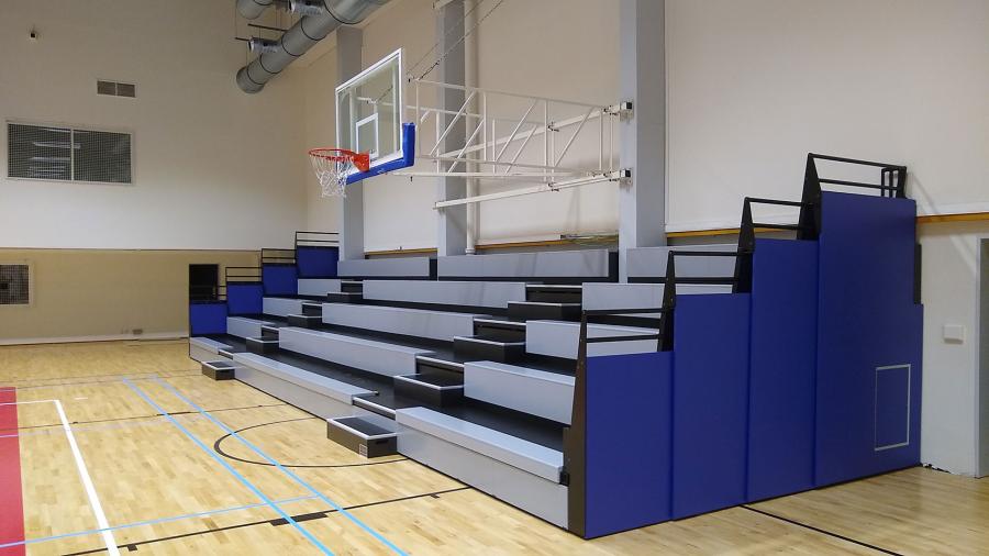 Sporthalle mit ausgefahrener Teleskoptribüne und klappbaren Geländern