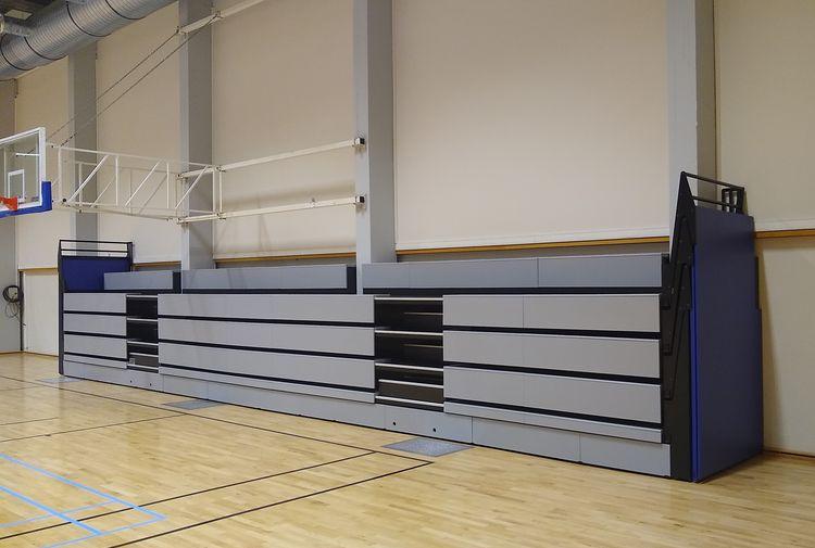 Eingefahrene Teleskoptribüne an der Wand einer Sporthalle