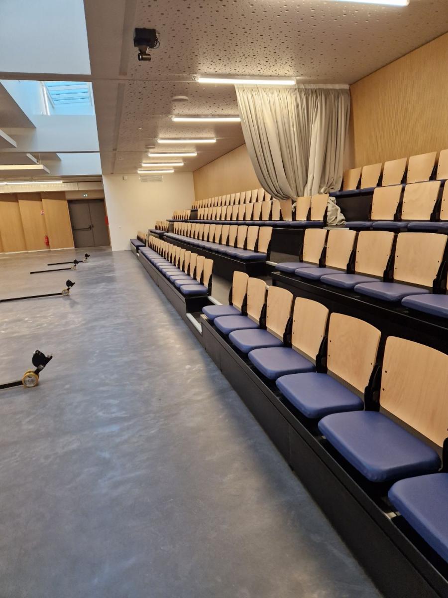 Veranstaltungsraum in einem Stadion mit Teleskoptribüne