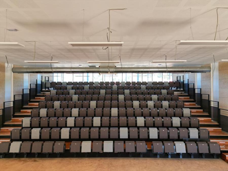 Technologiezentrum mit Teleskoptribüne
