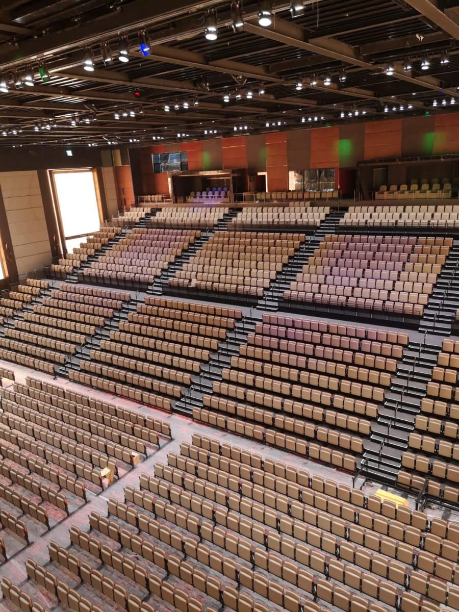 Großes Theater mit motorisierter Teleskoptribüne