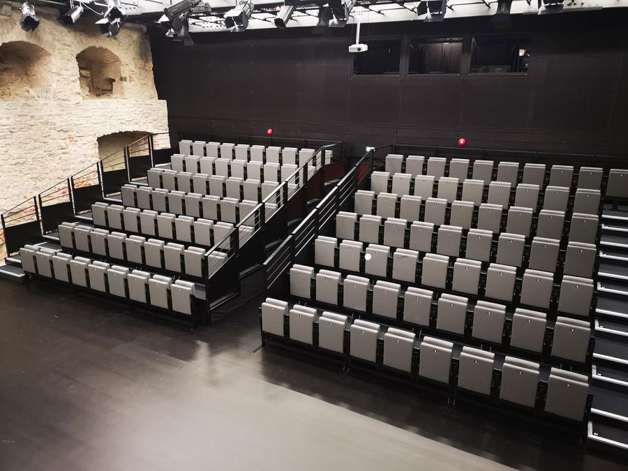 Theater in historischem Steingebäude mit Teleskoptribüne