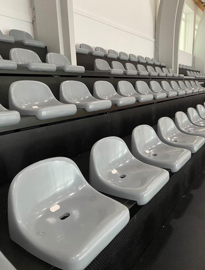 Graue Kunststoff-Sitzschalen auf einer Teleskoptribüne
