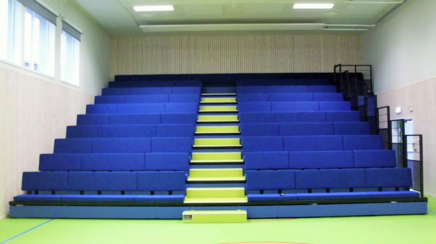 Tribüne mit blauen Sitzbänken in einer Schule