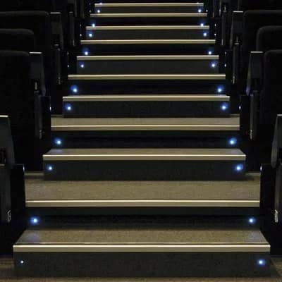 LED-Stufenbeleuchtung an Tribünentreppe