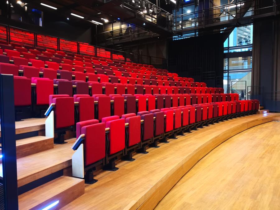 Universitäts-Hörsaal mit gebogener Teleskoptribüne